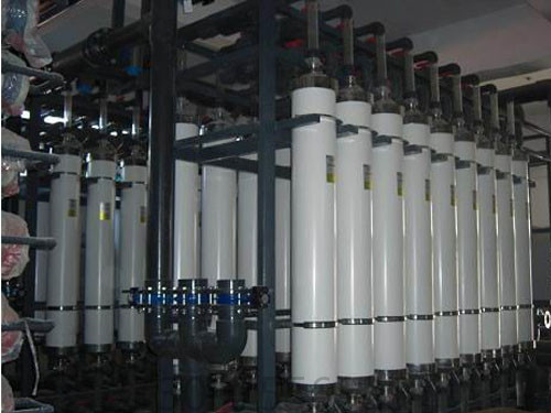 企業(yè)直排紅色污水被查處！看看，工業(yè)污水處理不用業(yè)設(shè)備處理行不行？！